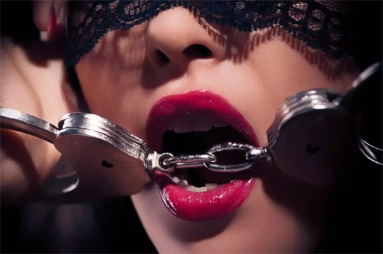 字母圈新手指南:如何安全探索BDSM的艺术与哲学 一